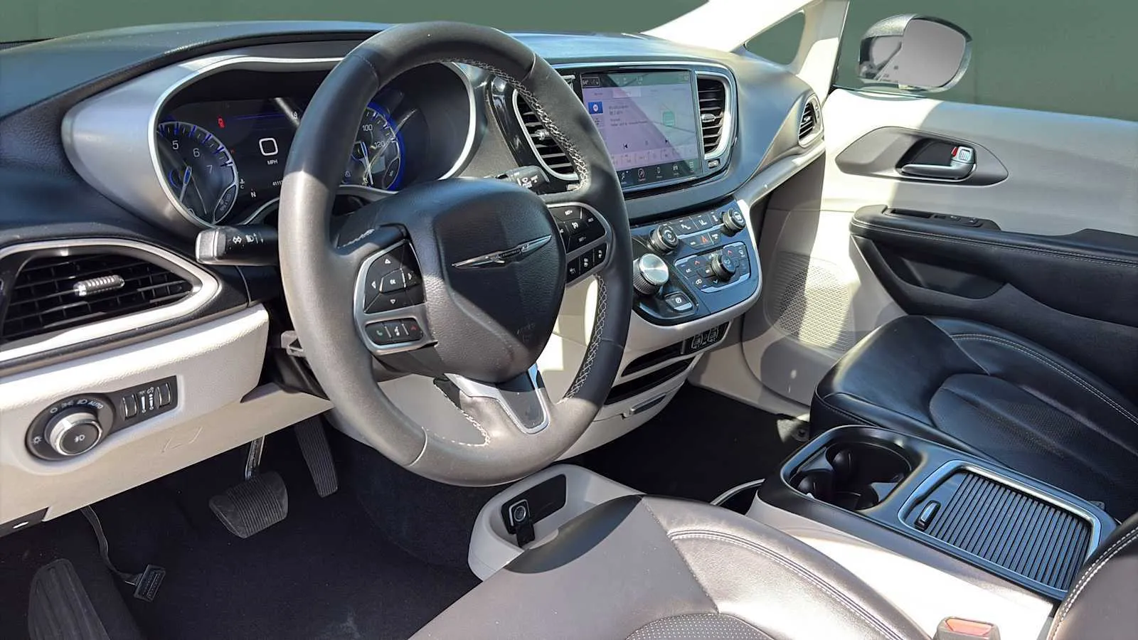 Chrysler Pacifica photo 13