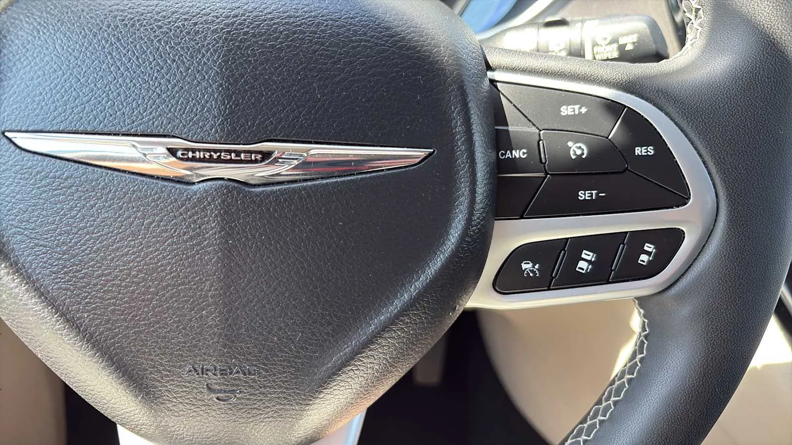 Chrysler Pacifica photo 10
