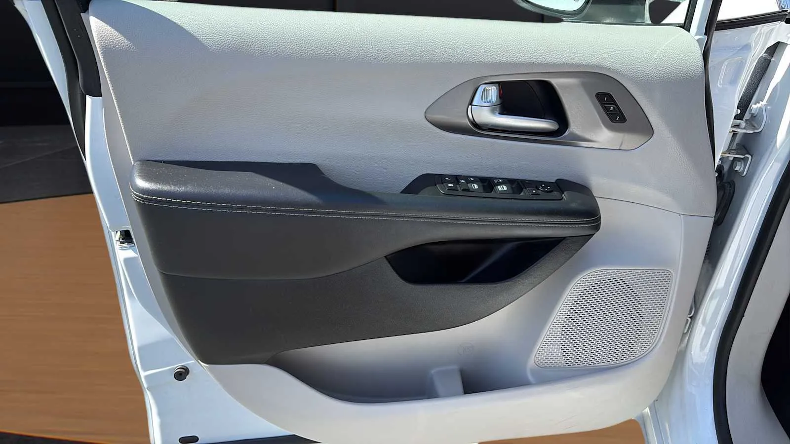 Chrysler Pacifica photo 16