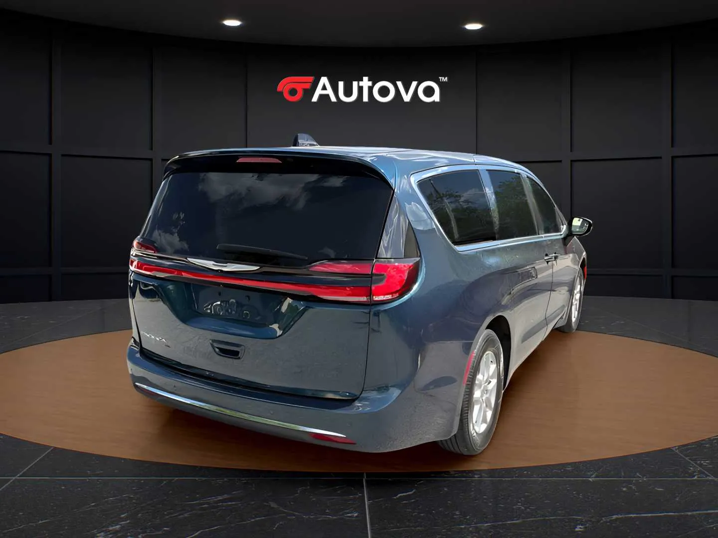 Chrysler Pacifica photo 3