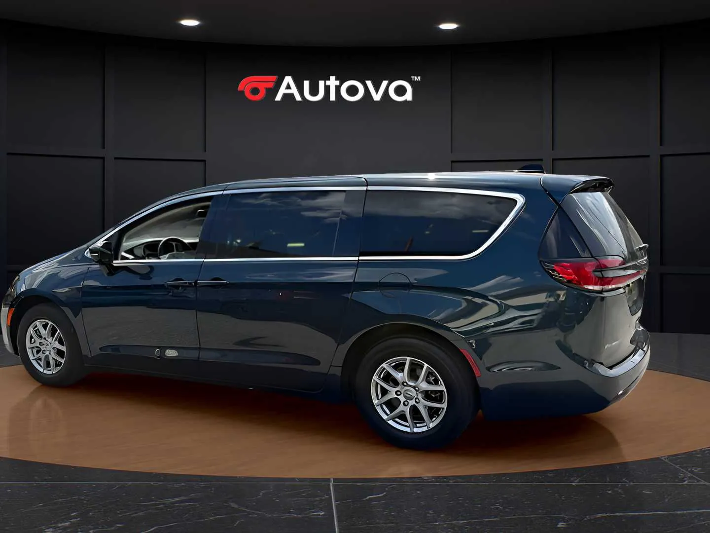 Chrysler Pacifica photo 2