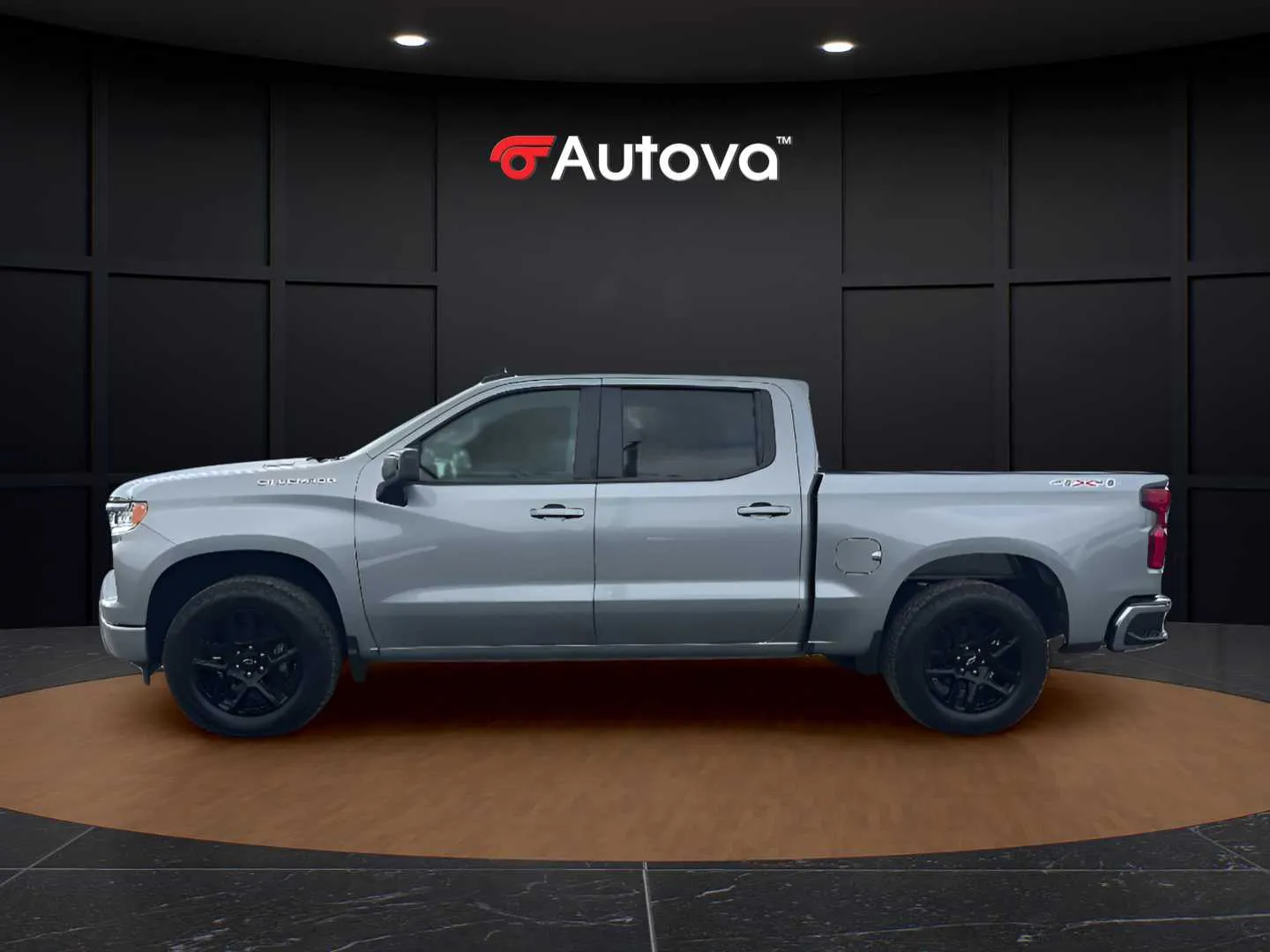 Chevrolet Silverado photo 2