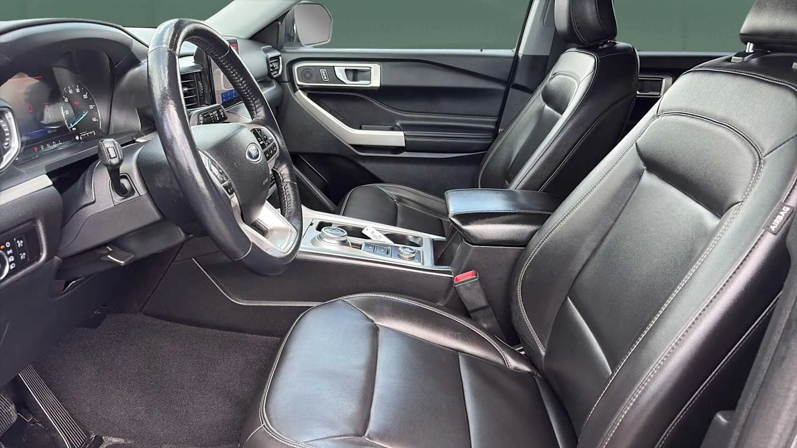 Ford Explorer photo 12