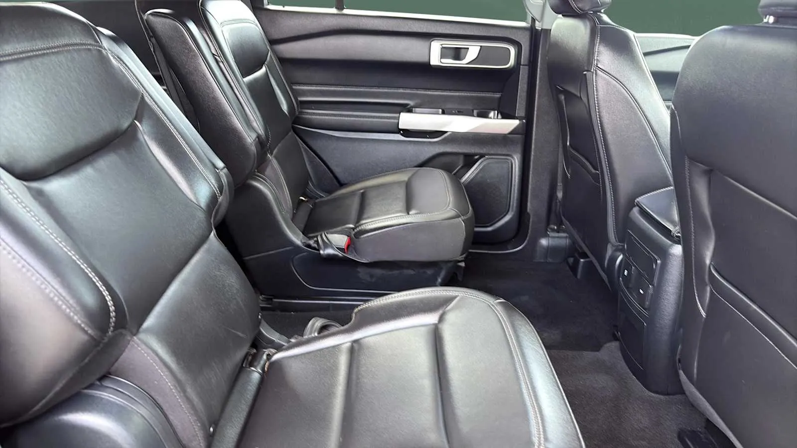 Ford Explorer photo 17
