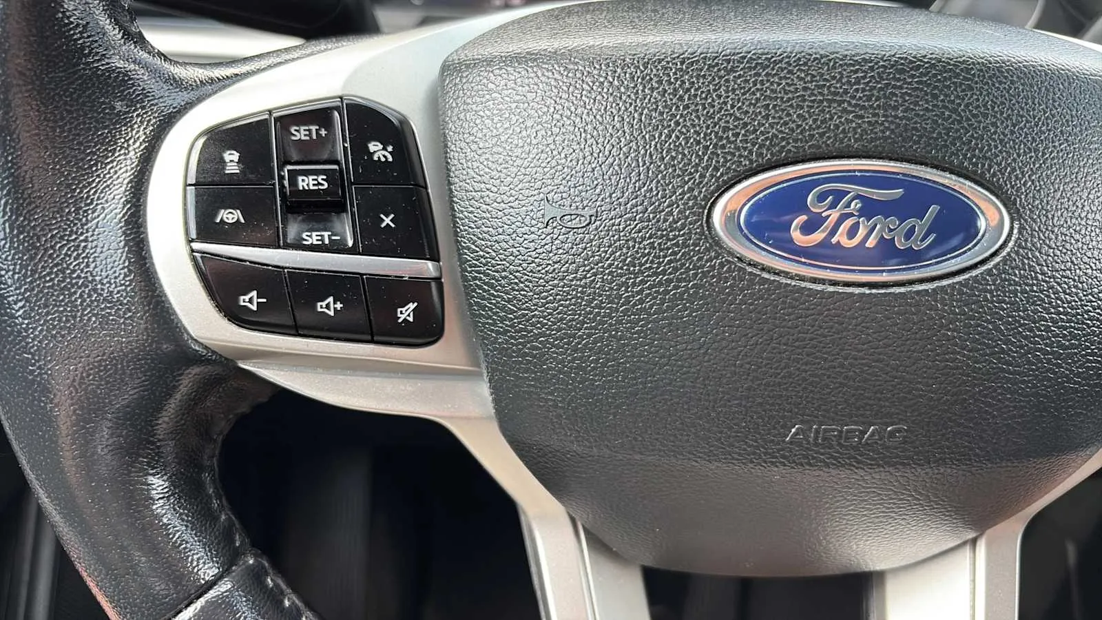 Ford Explorer photo 16