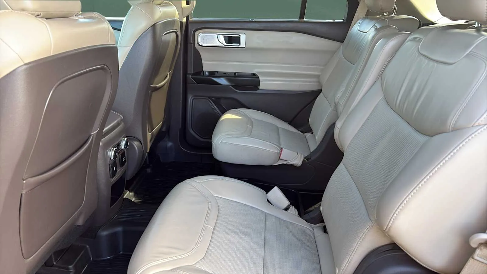 Ford Explorer photo 18