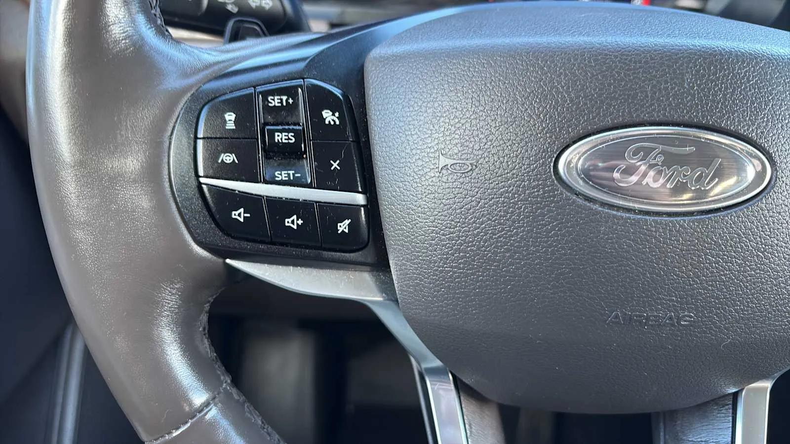 Ford Explorer photo 9