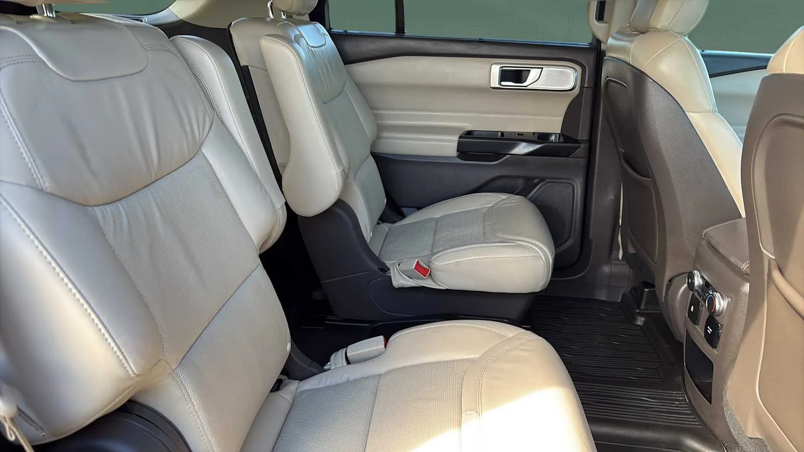 Ford Explorer photo 22