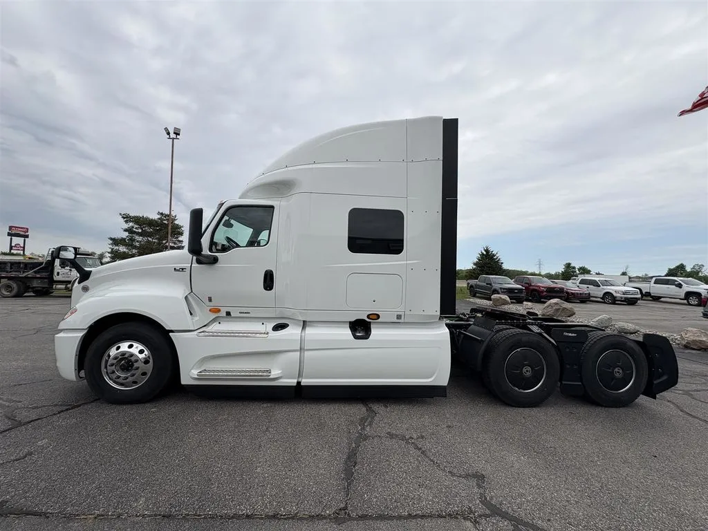 White 2027 International LT Series 625 for sale in Saginaw, MI