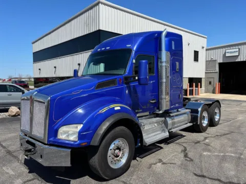 Blue 2015 Kenworth T880 for sale in Saginaw, MI