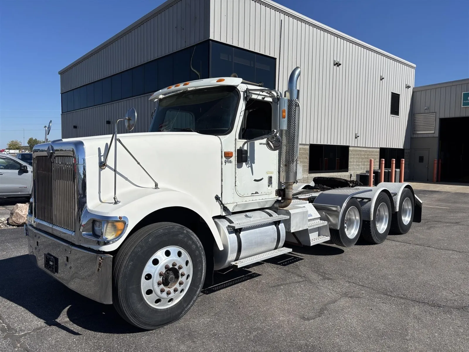 White 2007 International 9900i for sale in Saginaw, MI