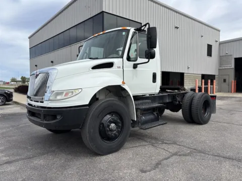 White 2015 International DuraStar 4400 for sale in Saginaw, MI