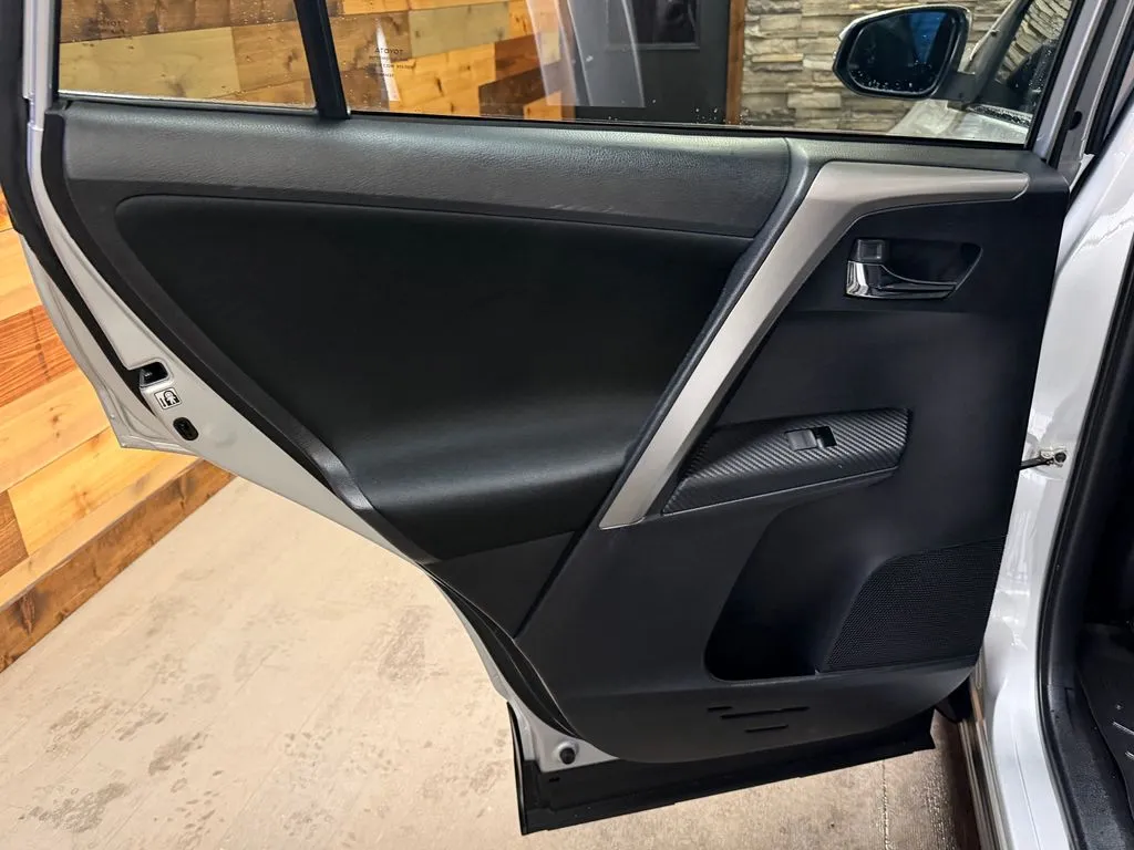 2015 Toyota RAV4 XLE - Photo 9