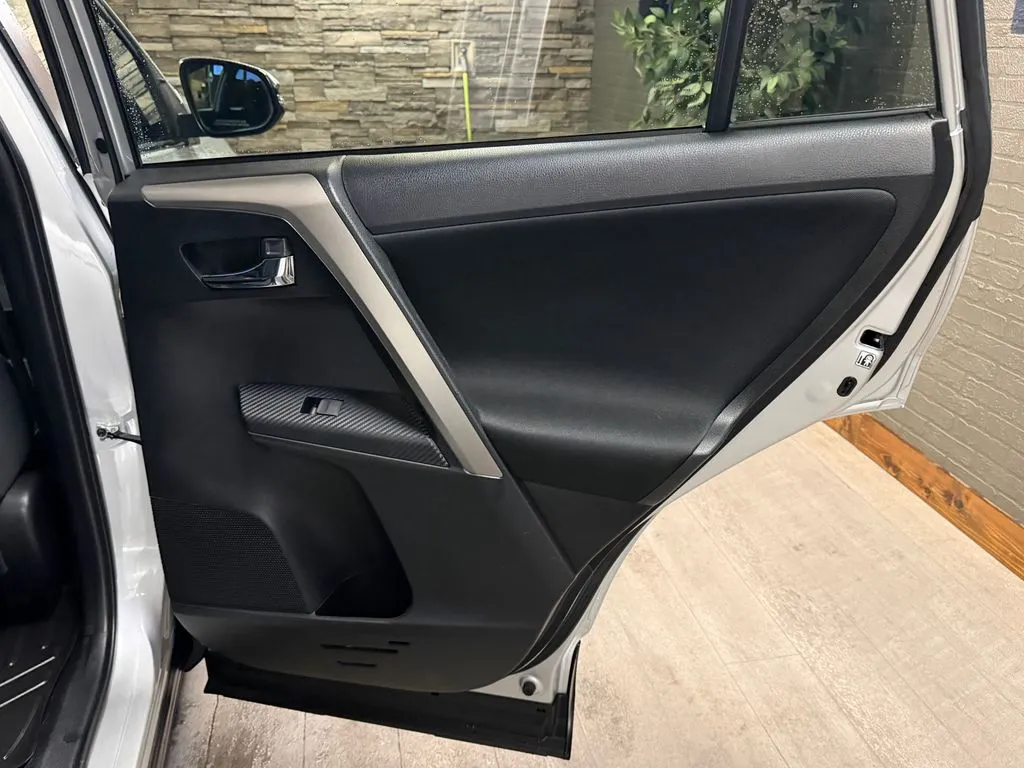 2015 Toyota RAV4 XLE - Photo 18
