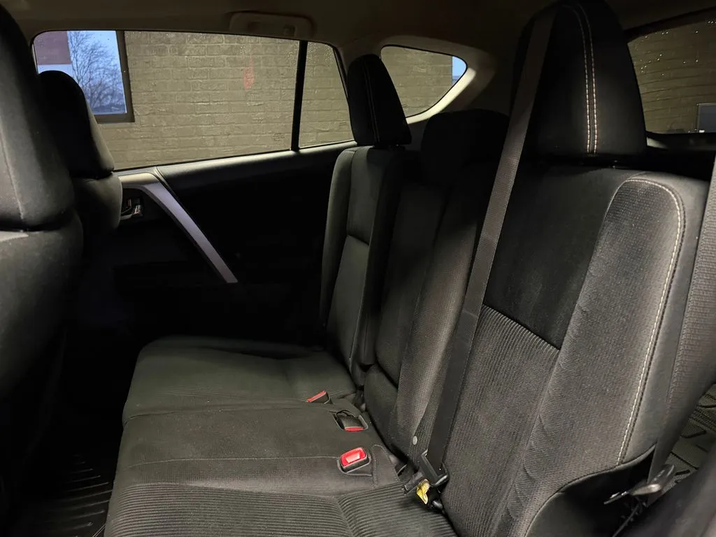 2015 Toyota RAV4 XLE - Photo 12