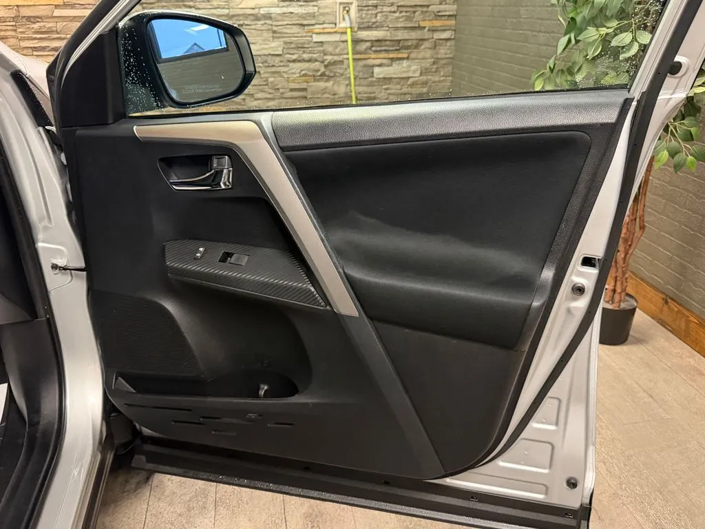 2015 Toyota RAV4 XLE - Photo 22