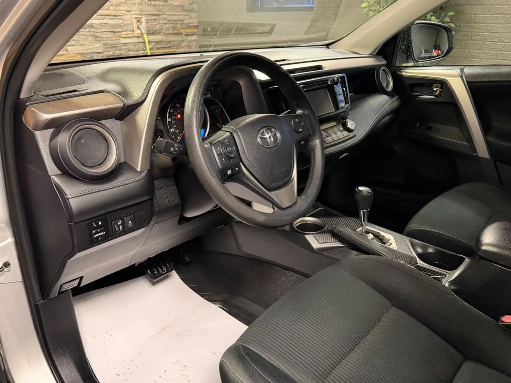 2015 Toyota RAV4 XLE - Photo 6