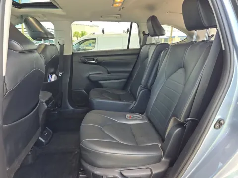 More photos of 2021 Toyota Highlander XLE at Clement Volvo Cars Mansfield, OH