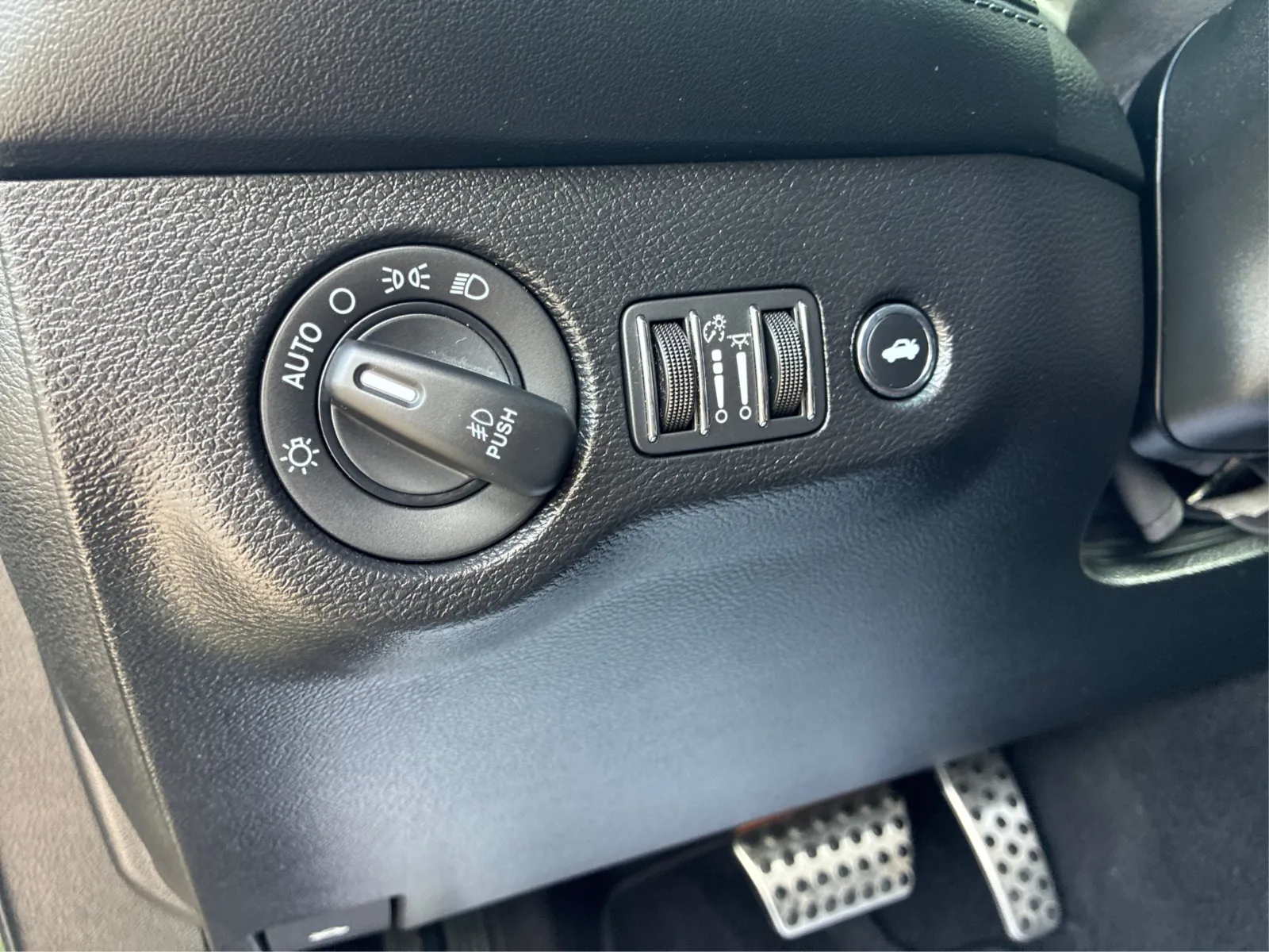 Dodge Challenger photo 17