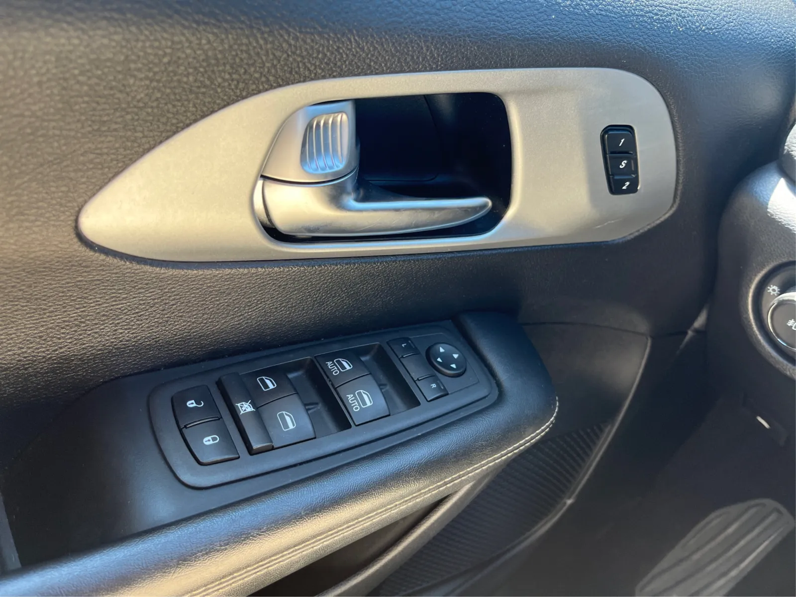 Chrysler Pacifica photo 19