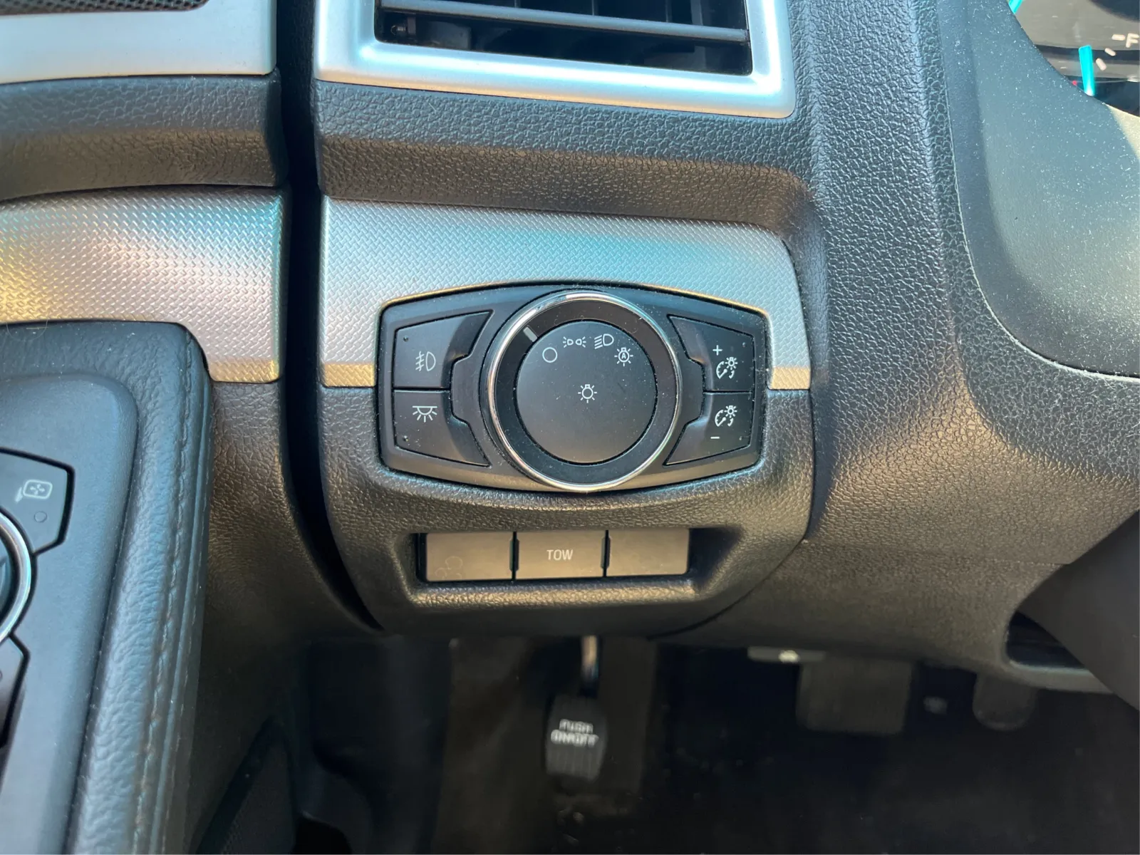 Ford Explorer photo 18