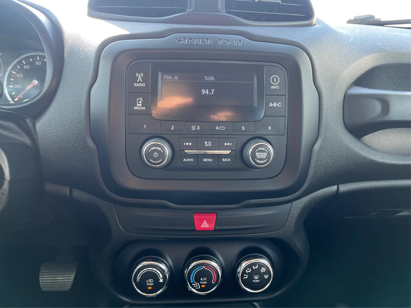 Jeep Renegade photo 14