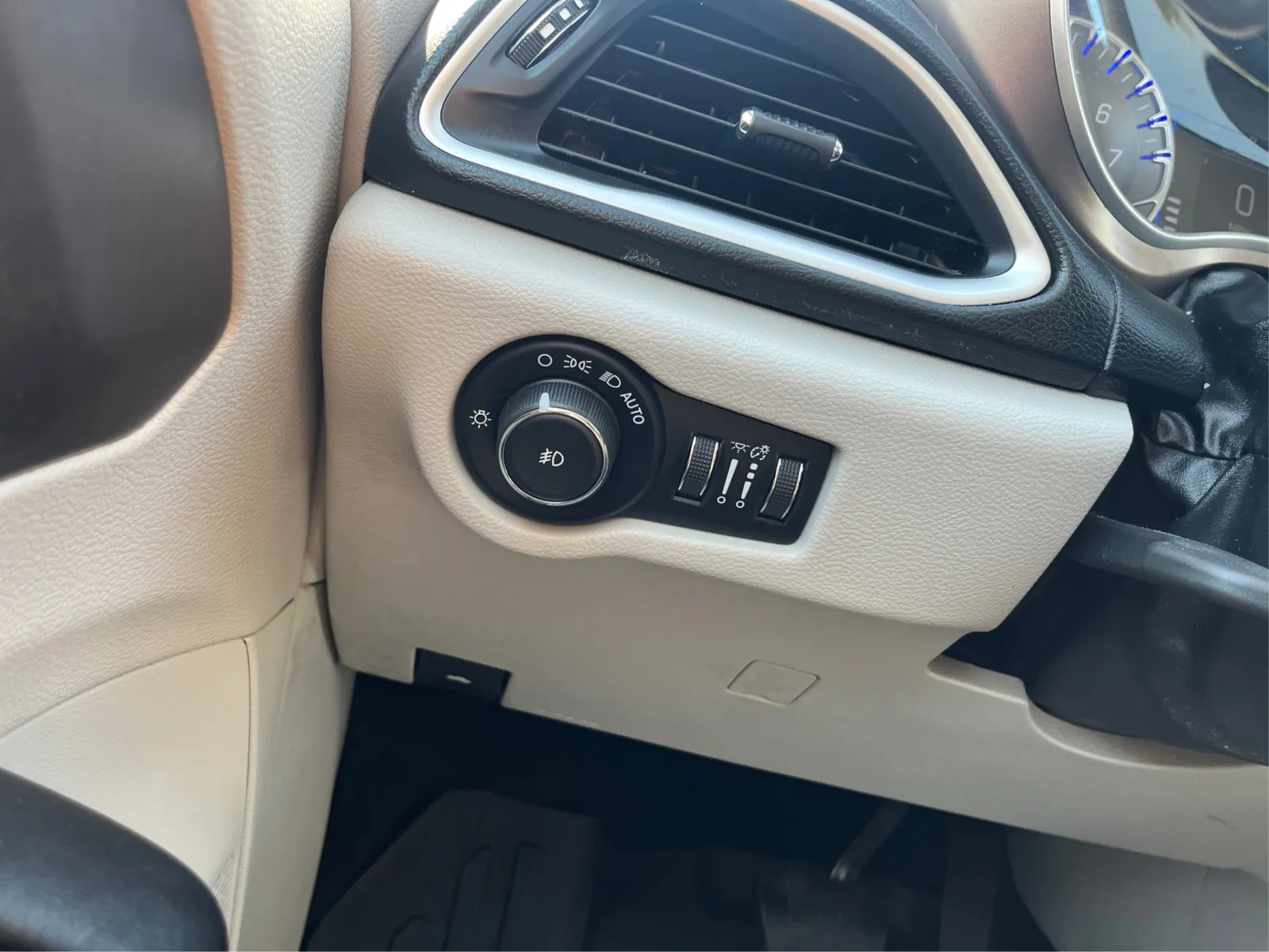 Chrysler Pacifica photo 18