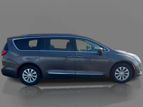 More photos of 2018 Chrysler Pacifica 4d Wagon Touring L at 5 Star Auto Plaza - Sedalia, MO