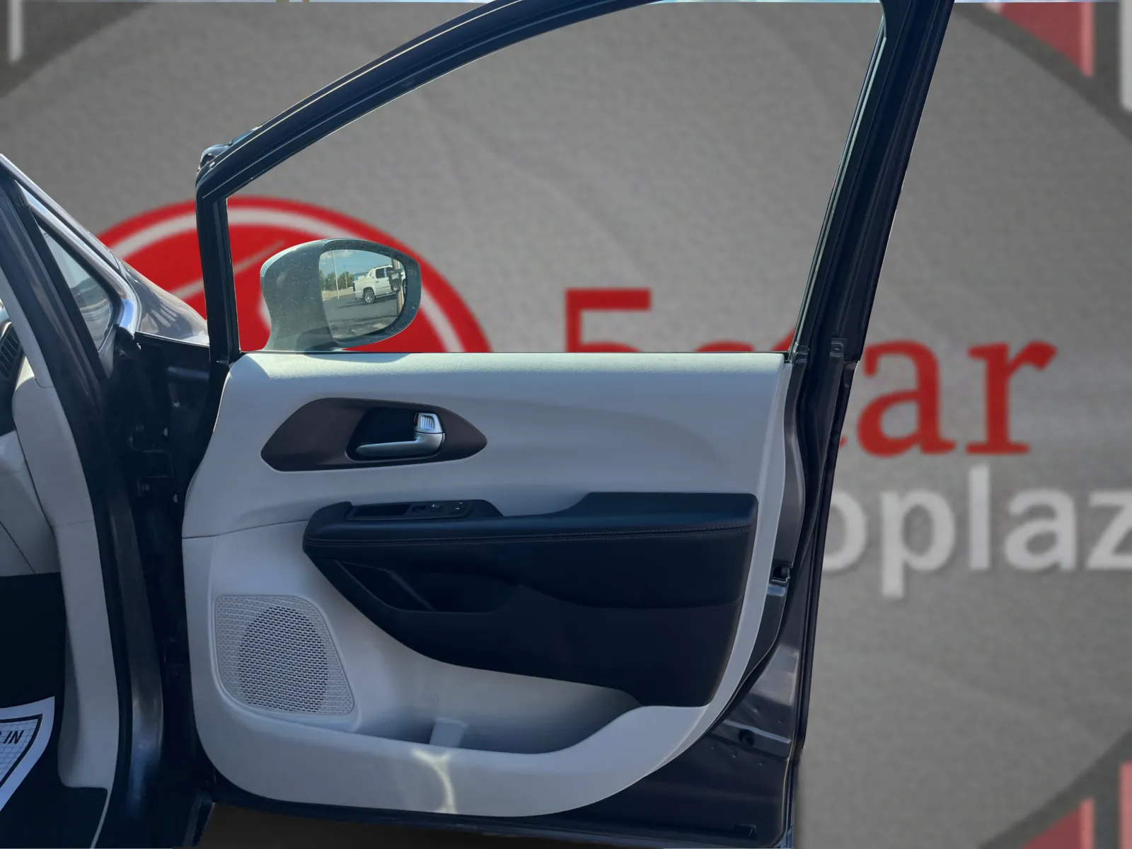 Chrysler Pacifica photo 21