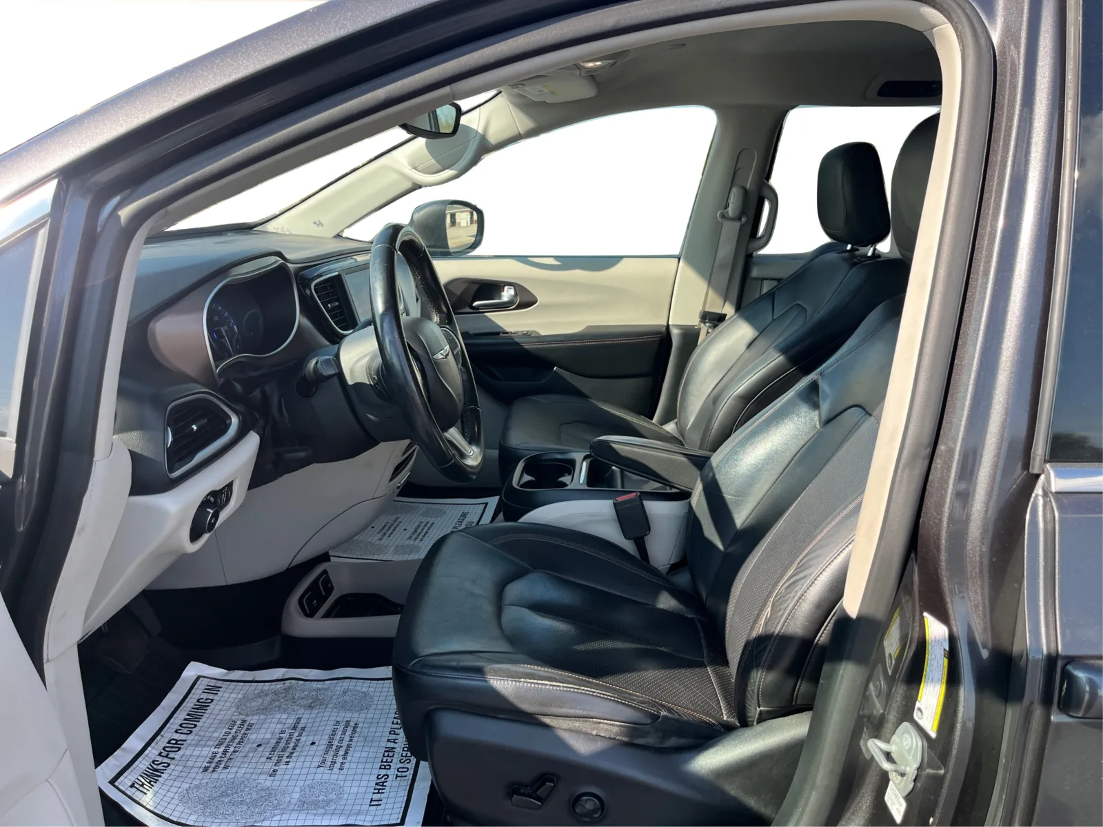 Chrysler Pacifica photo 9