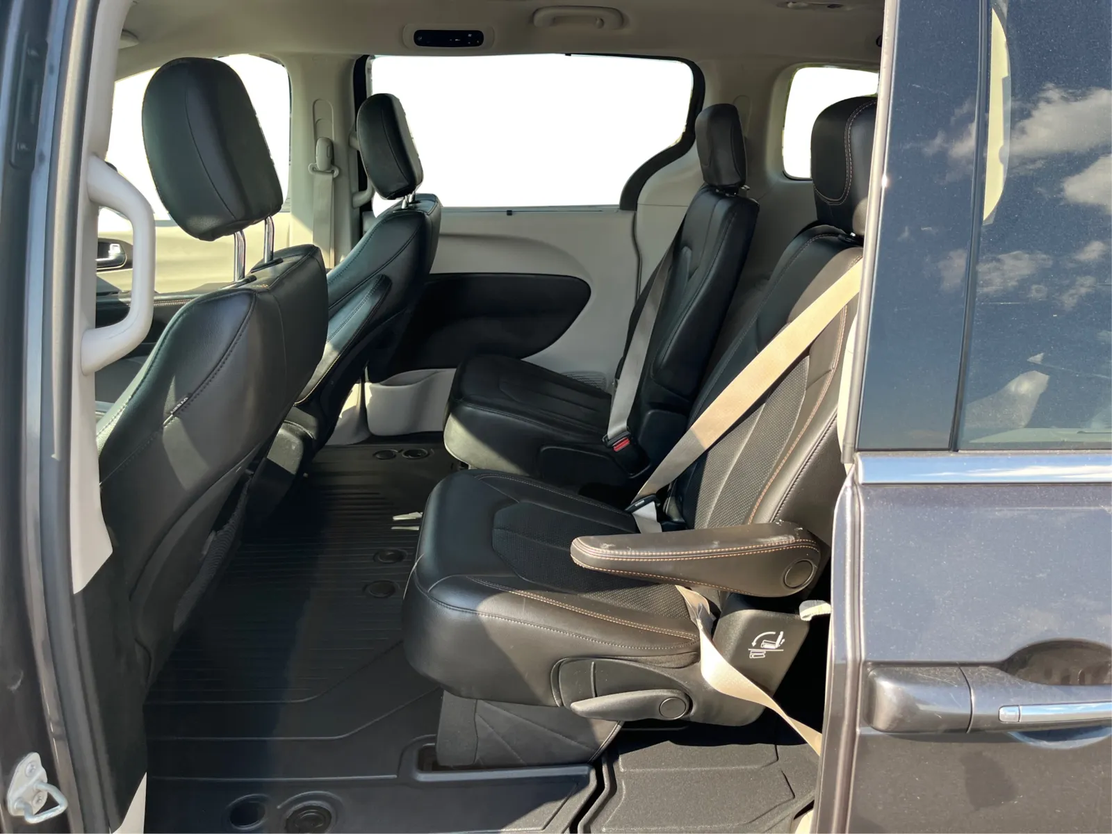 Chrysler Pacifica photo 10