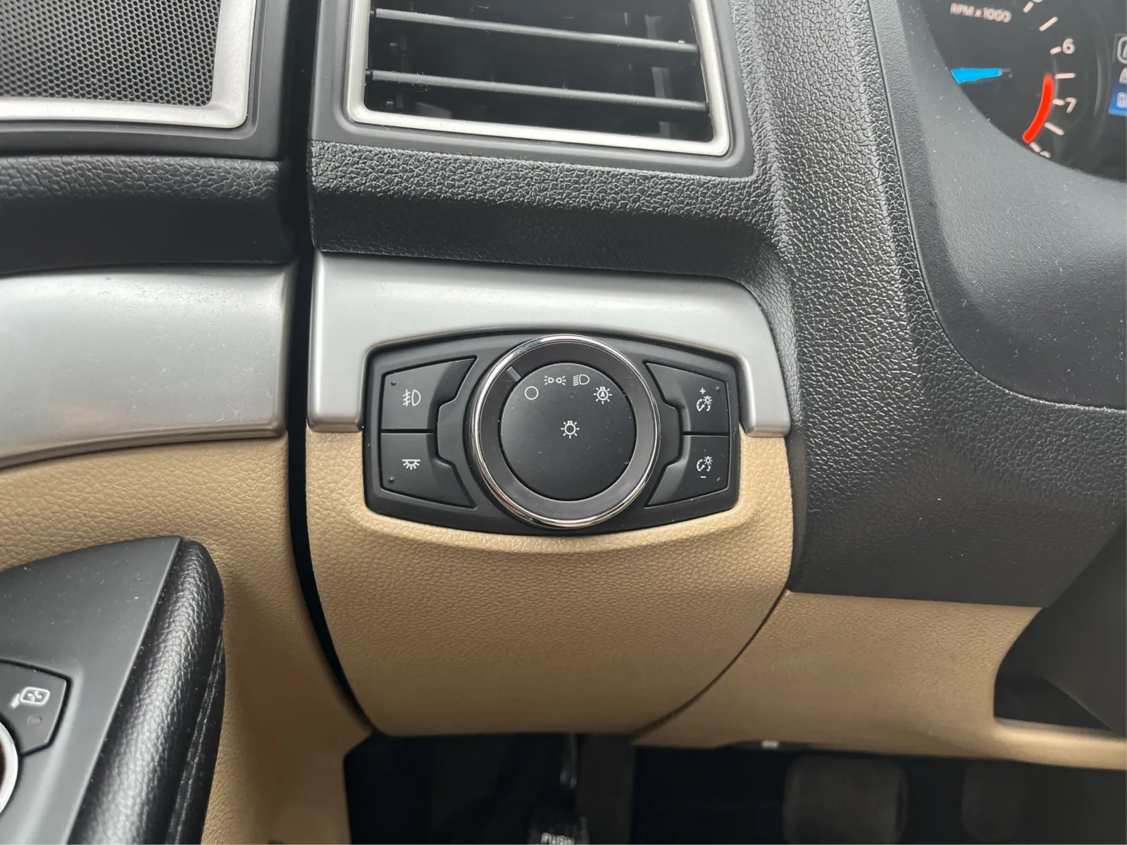 Ford Explorer photo 18