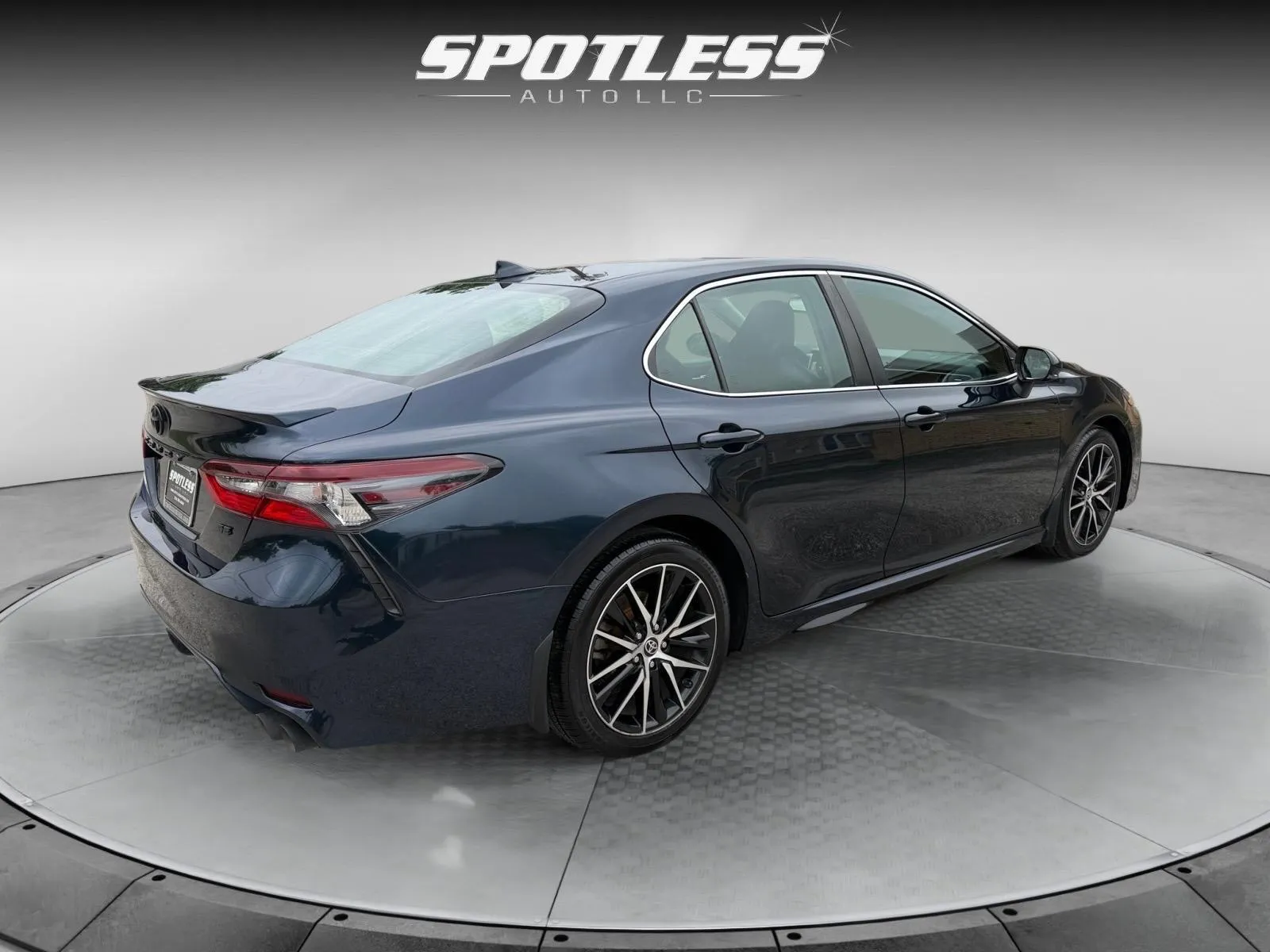 Toyota Camry photo 9