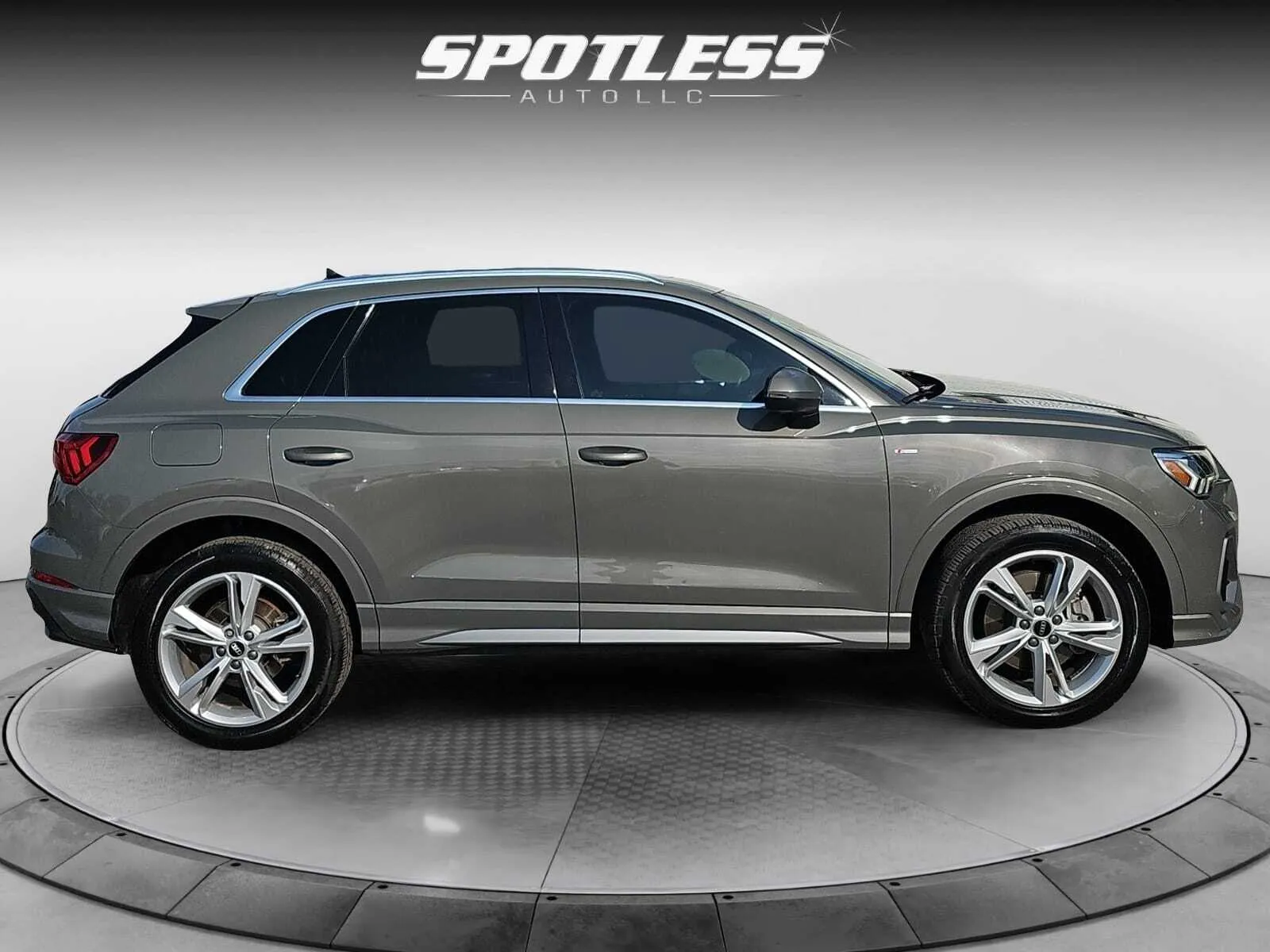 Audi Q3 photo 8