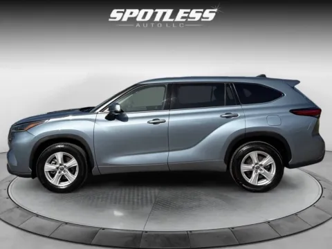More photos of 2022 Toyota Highlander LE at Spotless Auto I-10, TX