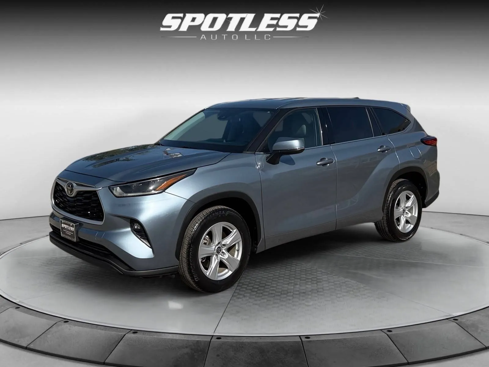Blue 2022 Toyota Highlander LE for sale in San Antonio, TX