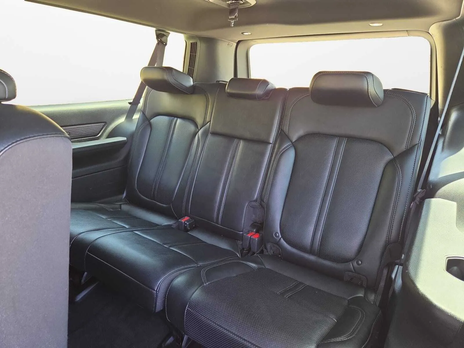 Jeep Wagoneer L photo 23