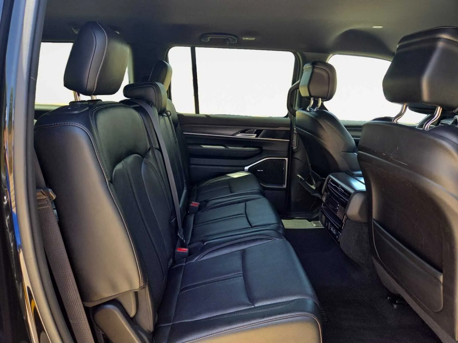 Jeep Wagoneer L photo 25