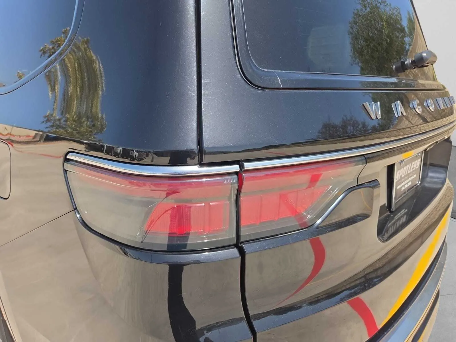 Jeep Wagoneer L photo 12