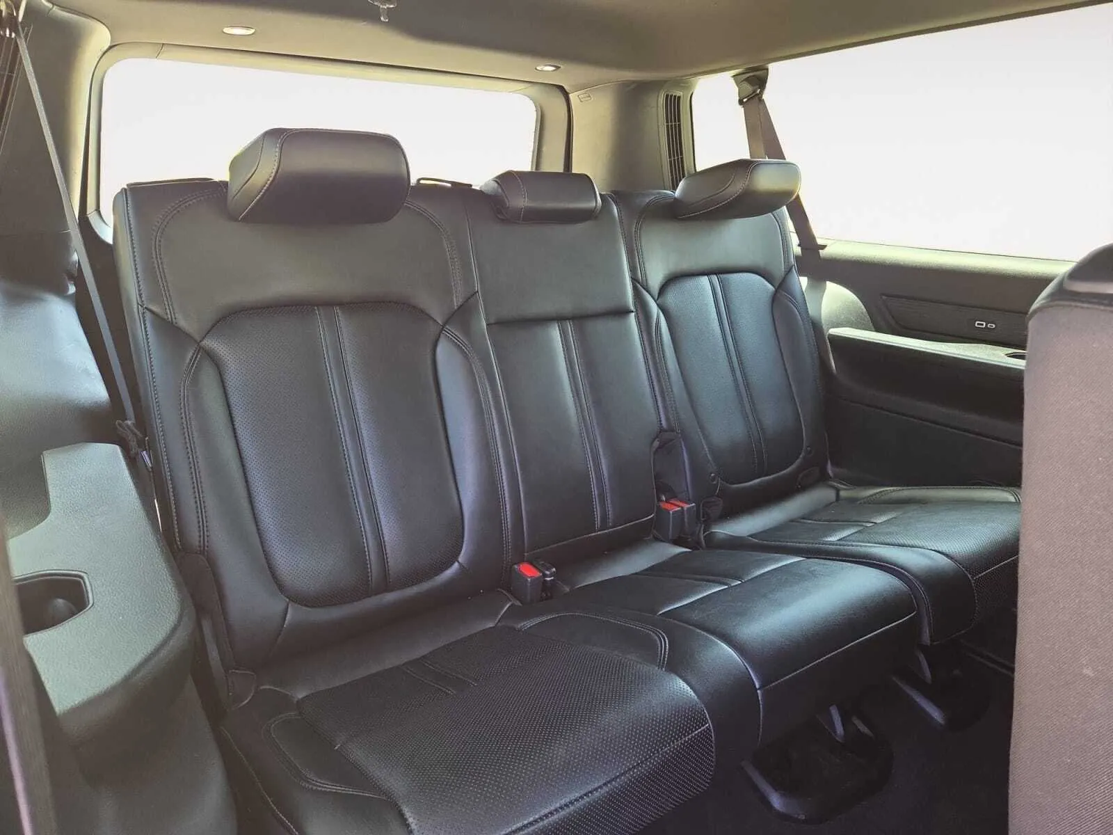Jeep Wagoneer L photo 24
