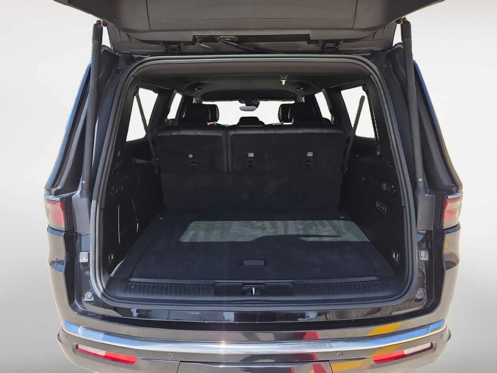 Jeep Wagoneer L photo 29