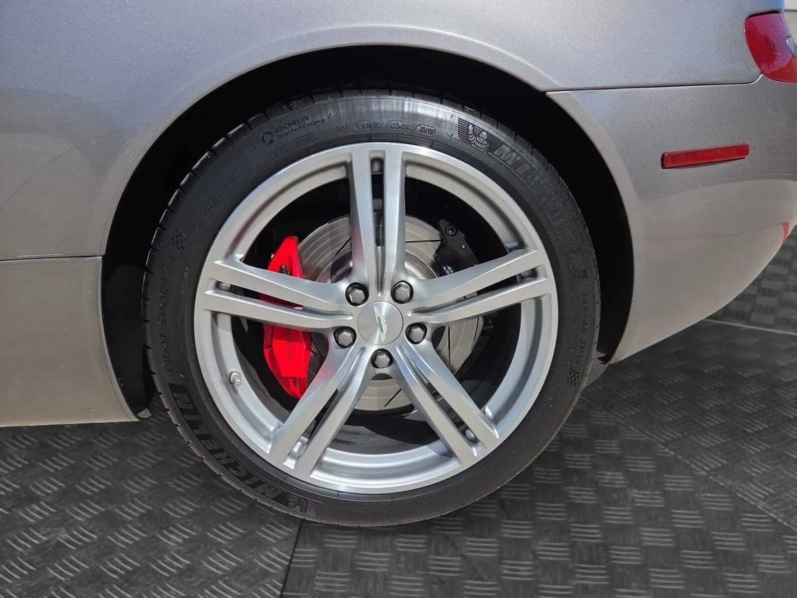 Aston Martin DB9 photo 15