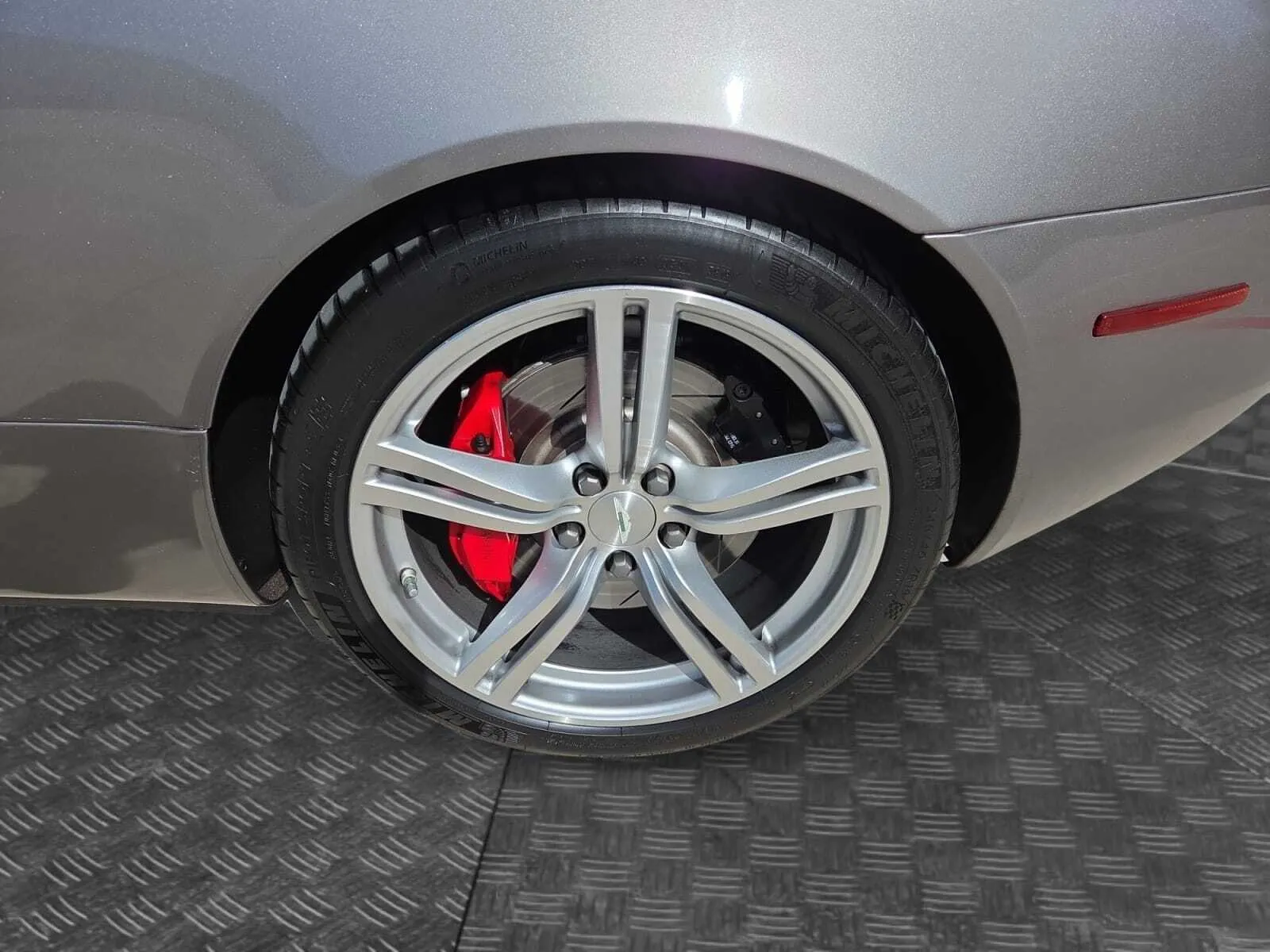 Aston Martin DB9 photo 14