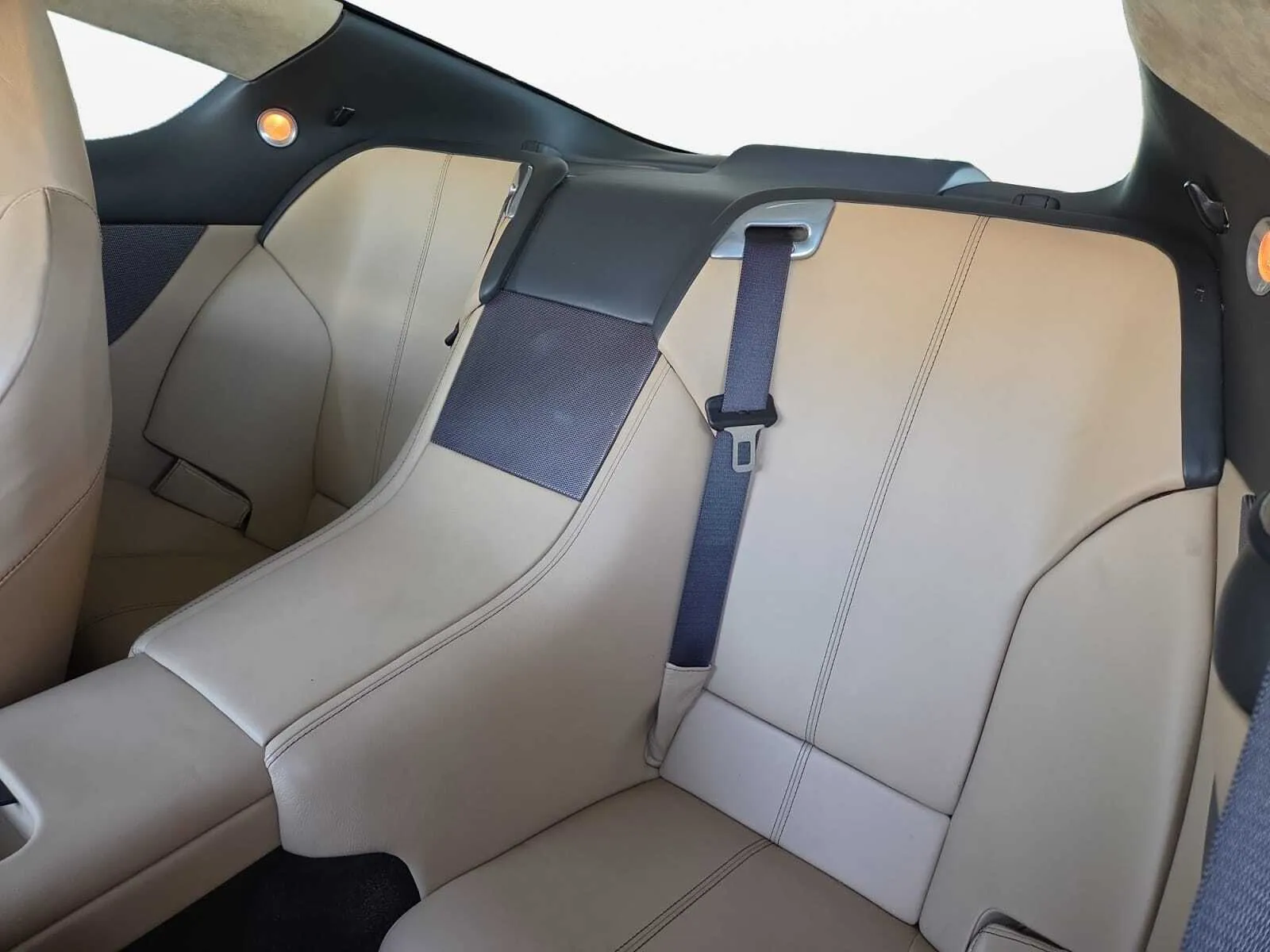 Aston Martin DB9 photo 23