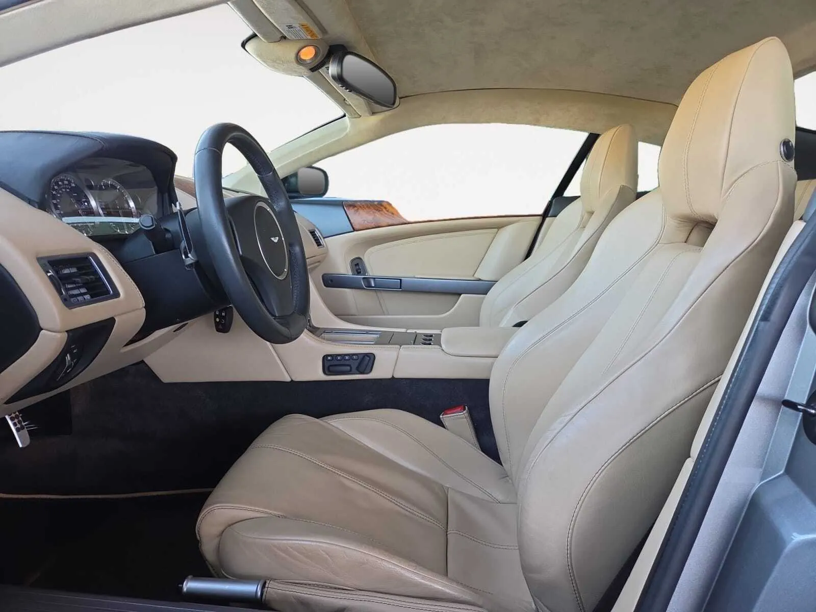 Aston Martin DB9 photo 19