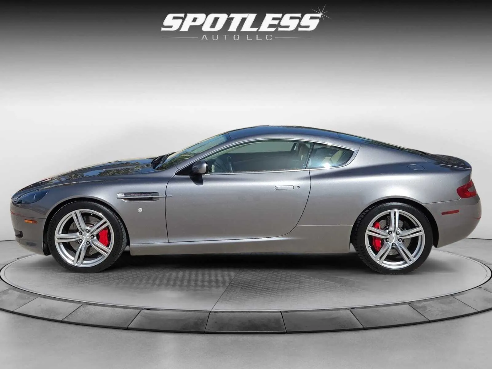 Aston Martin DB9 photo 4