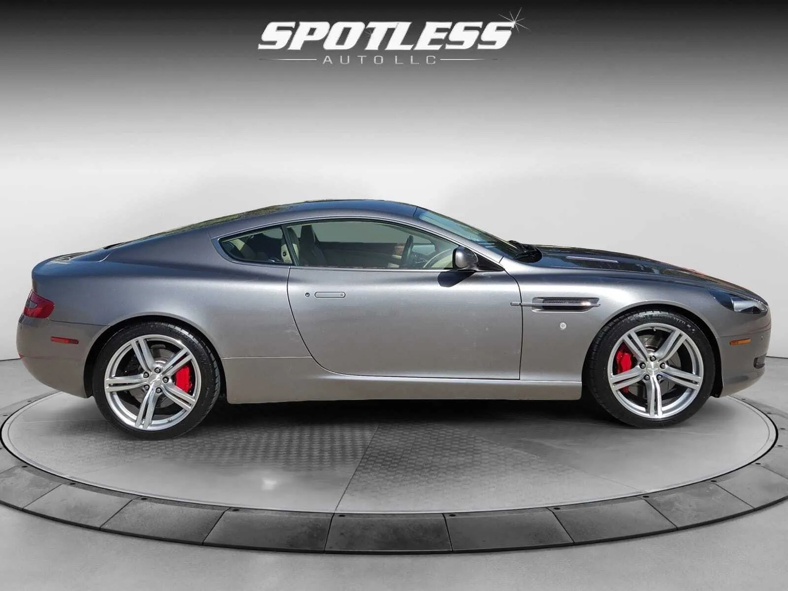 Aston Martin DB9 photo 8