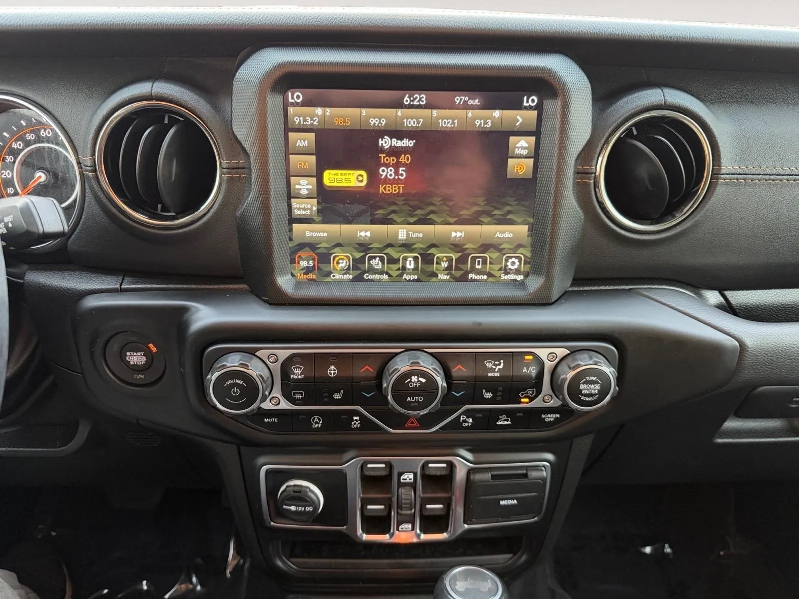 Jeep Wrangler photo 25