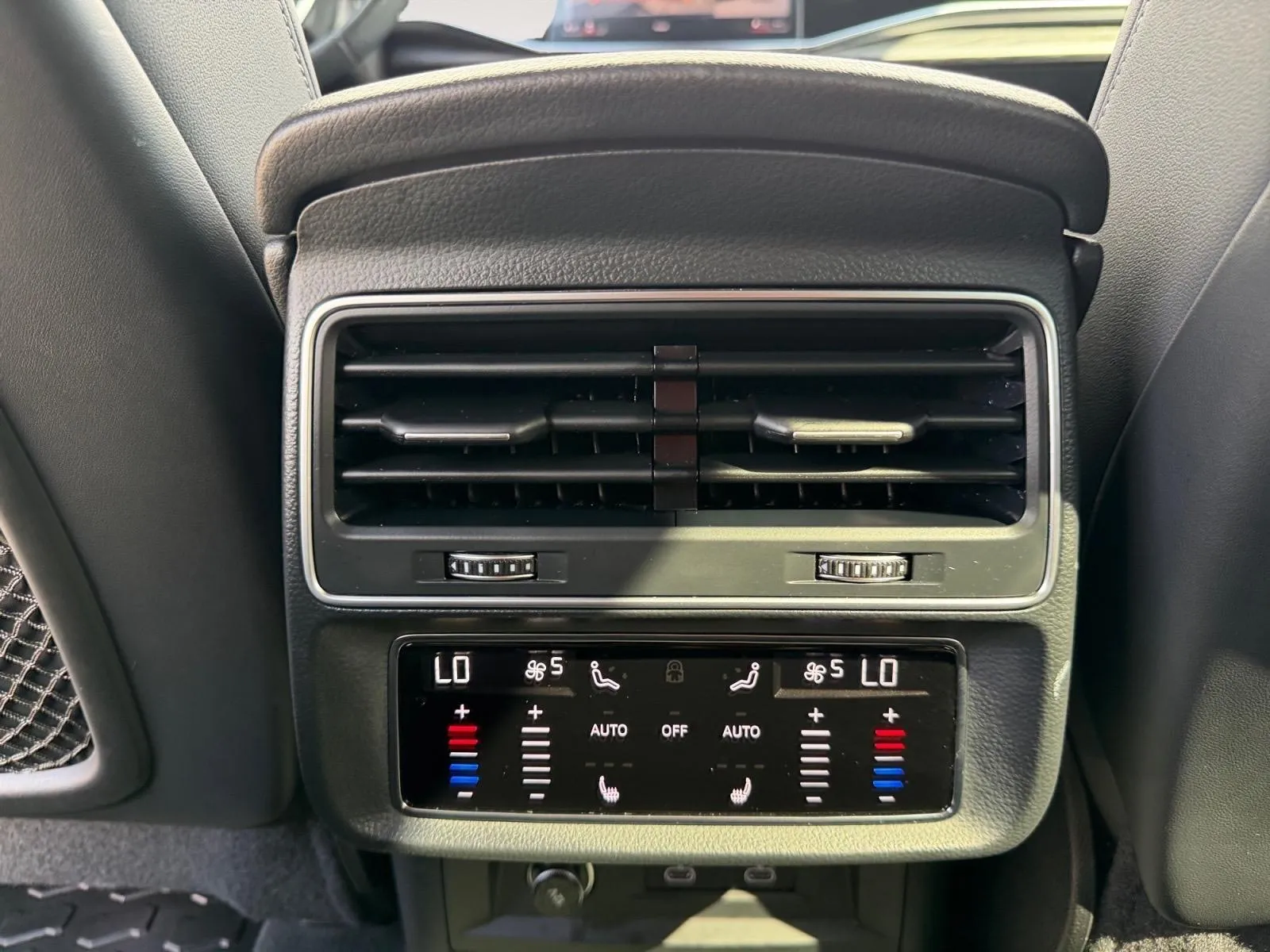 Audi Q8 photo 25