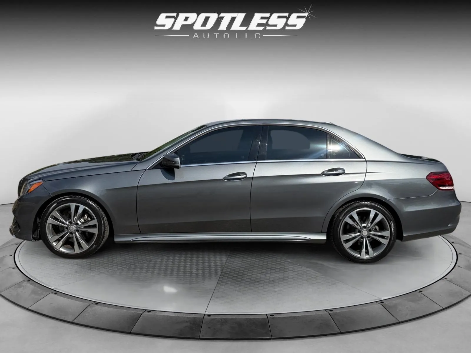 Mercedes-Benz E-Class photo 3